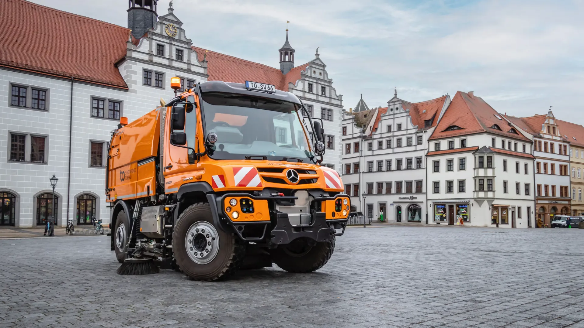 mercedes-benz-unimog-pavement-cleaning-truck