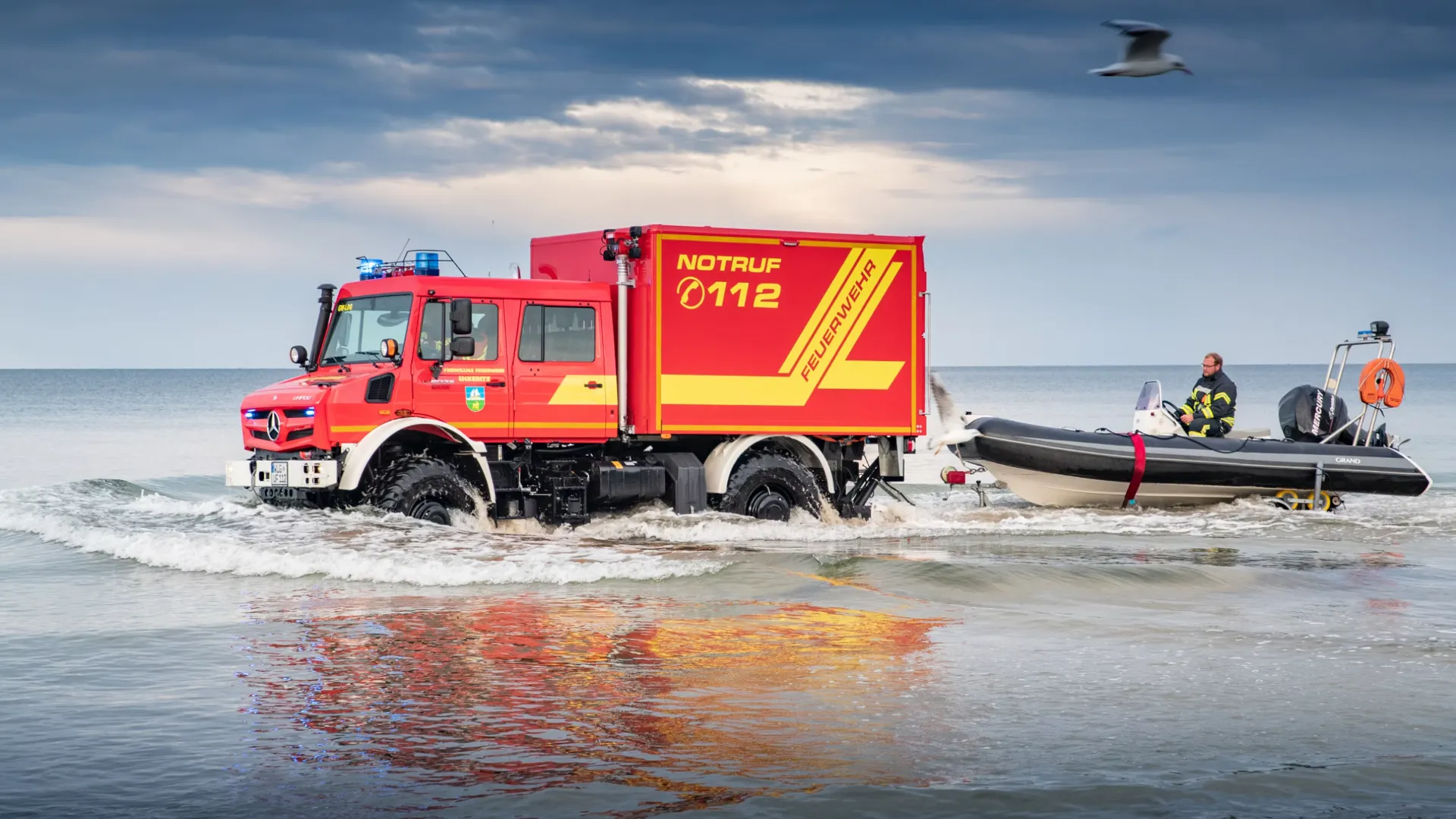 mercedes-benz-unimog-pulling-boat