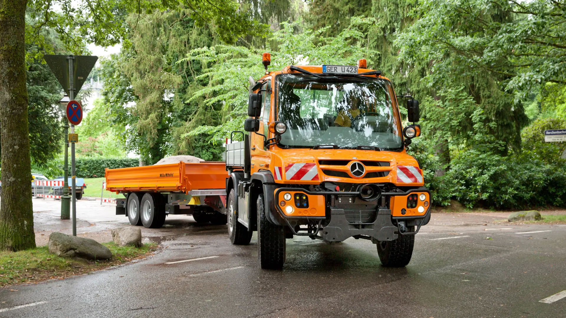 mercedes-benz-unimog-with-trailer