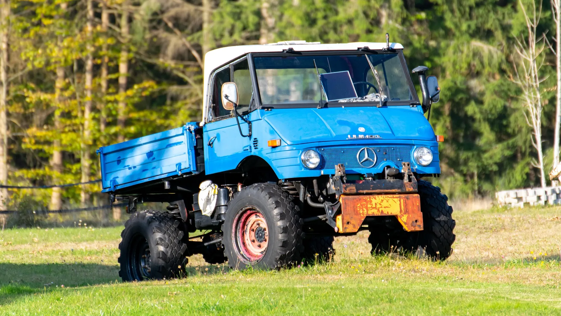 old-generation-blue-unimog