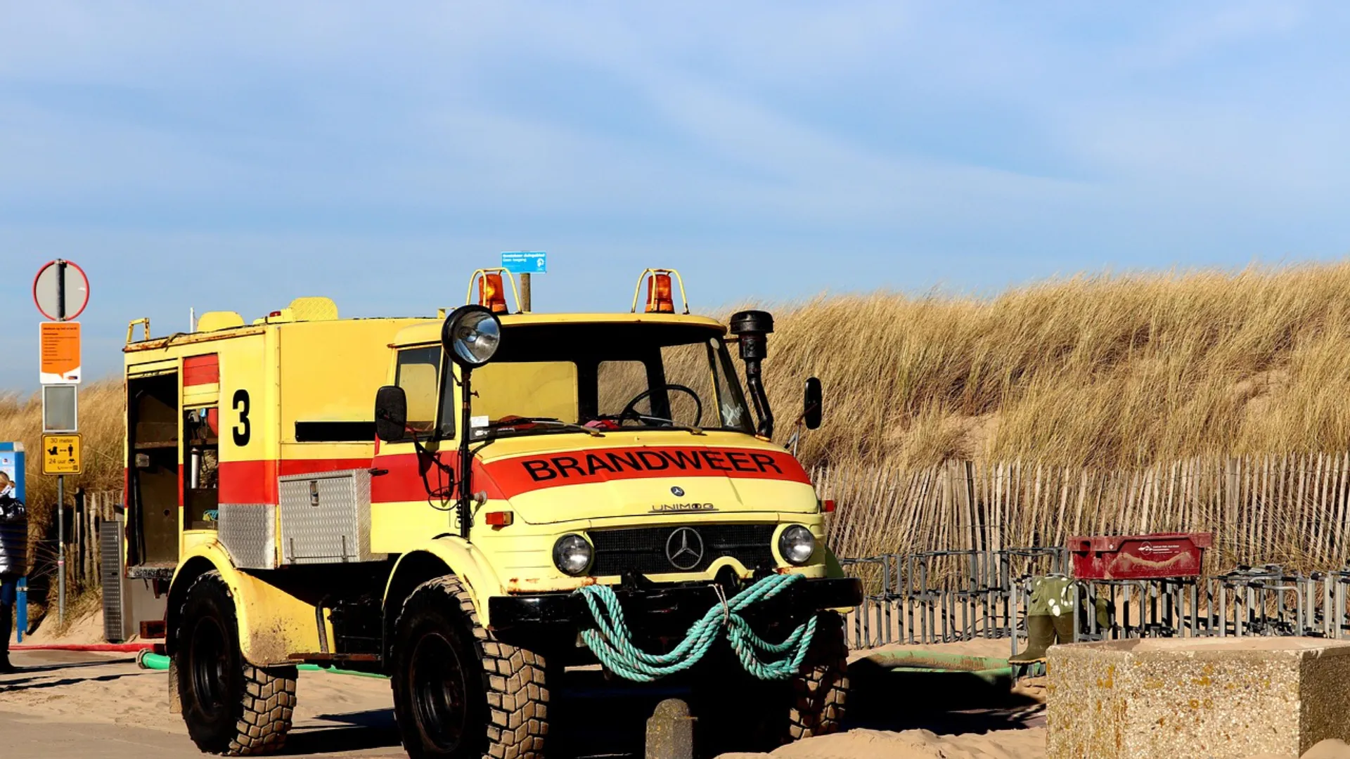 yellow-mercedes-benz-unimog-in-desert