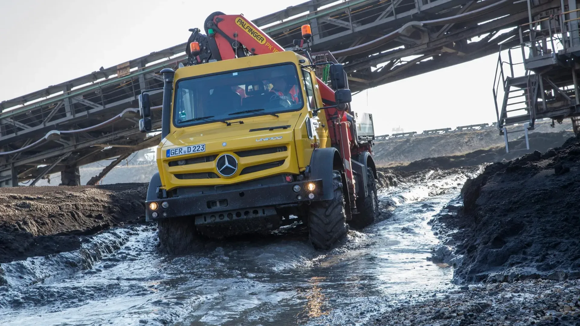 yellow-mercedes-benz-unimog-in-ditch
